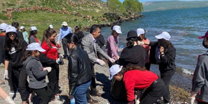 Çıldır Gölü’nde kıyı temizliği yapıldı