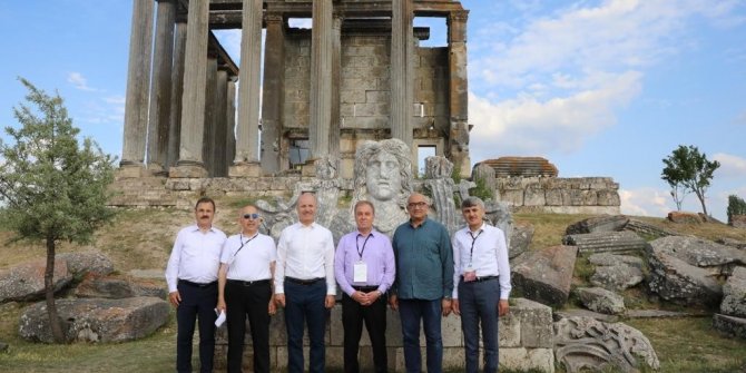 YÖK Başkanı Özvar ve rektörler, Aizanoi Antik Kent’i ziyaret etti