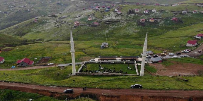 Üstü açık camide çimen üzerinde namazı kılınıyor