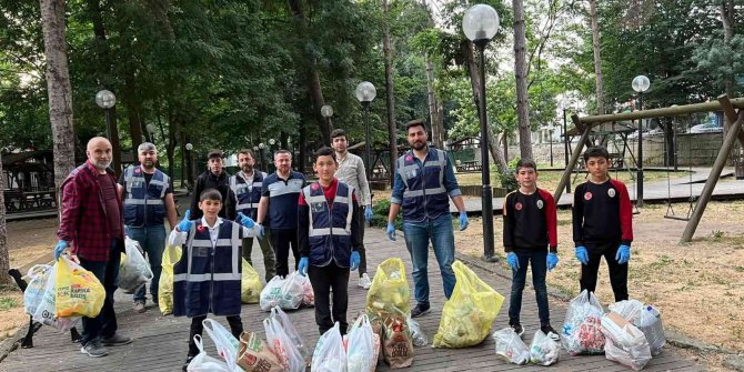 Ensar Vakfı kent parkını çöpten temizledi