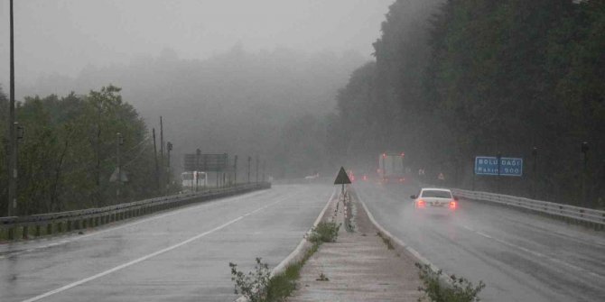 Şiddetli sağanak ve sis trafiği felç etti