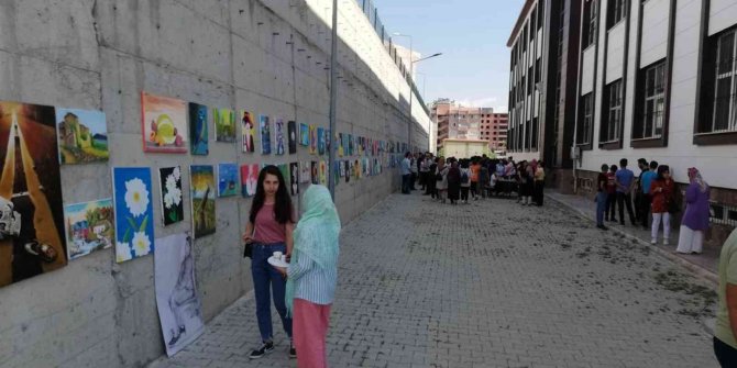 Öğrencilerin yıl sonu resim sergisi büyük ilgi gördü