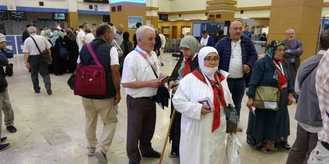 Pandemi yasaklarının ardından Trabzon’dan ilk hacı kafilesi dualarla uğurlandı