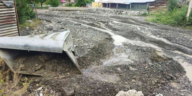 Sağanak yağış mahalle yolunu kapattı, tarım alanlarına hasar verdi