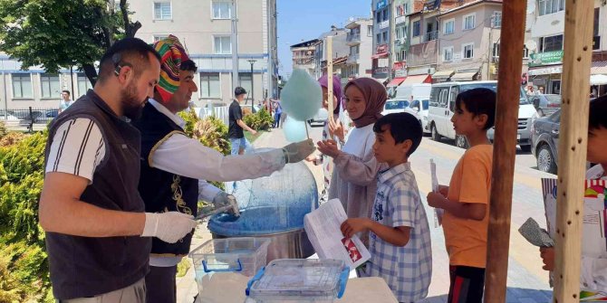 Karnesini getirene dondurma ve pamuk şekeri