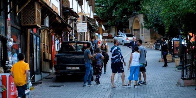 Sakin şehirler ağında , yaz aylarında ilçe nüfusunun 10 katı ziyaretçi