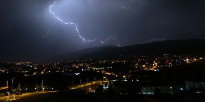 Yıldırım düşme anları cep telefonları ile görüntülendi