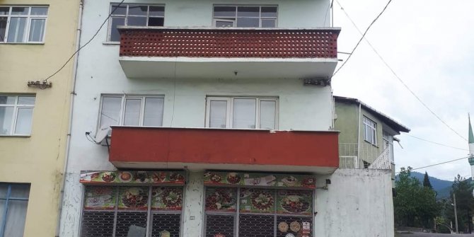 Kuvvetli rüzgar balkon duvarını yıktı