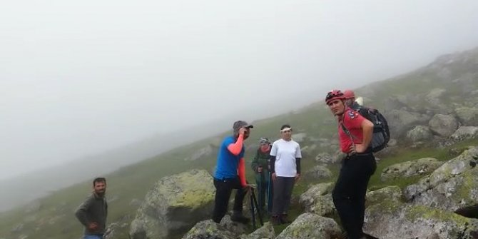 Başına kaya parçası düşen dağcı Melike, hastaneye ulaştırıldı