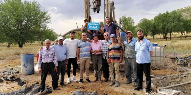 Mahallenin su sorunu çözüldü, muhtar sakallarını kesti