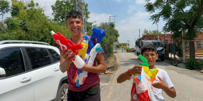 Çocuklar, su savaşı ile hem eğlendi hem serinledi