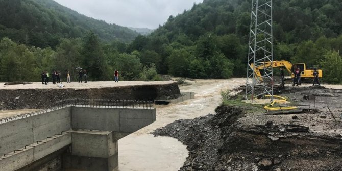 Sel sebebiyle kapanan yoldaki ulaşım, açılan servis yolundan sağlanacak