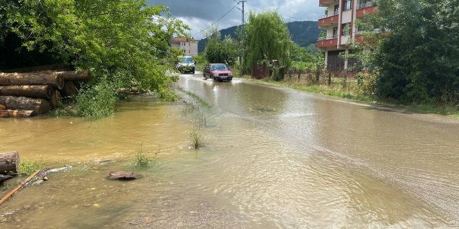 Sağanak sonrası dereler taştı, yollar göle döndü