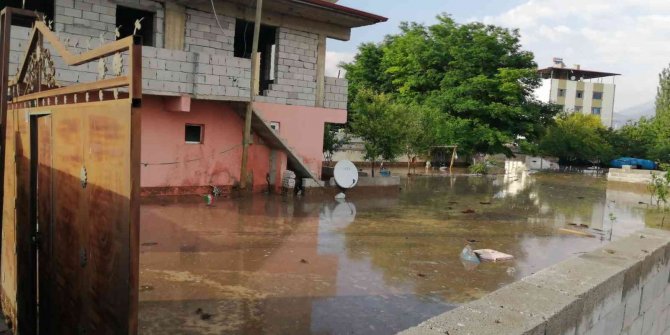 Sel baskınında araçlar sular altında kaldı