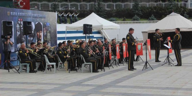 Türk Kara Kuvvetleri’nin kuruluş yıl dönümü dolayısıyla askeri bando konser verdi