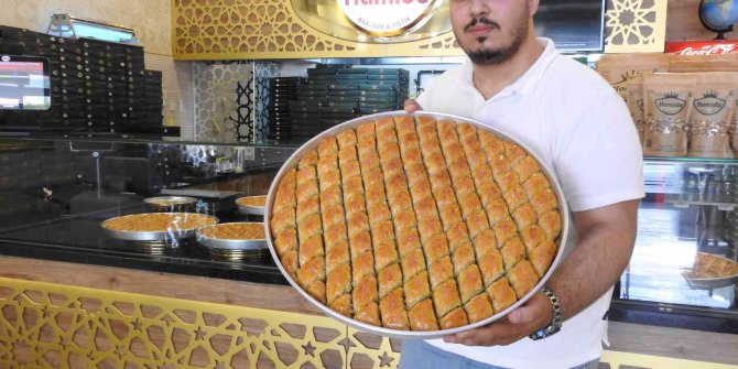 Baklava yapımına yemin ederek başlıyorlar