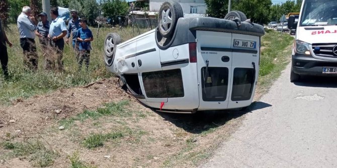 Konya’da hafif ticari araç takla attı: 2 yaralı