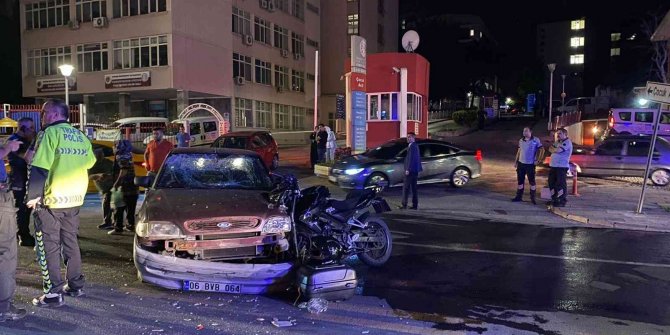 Ankara’da motosiklet otomobile ok gibi saplandı: 2 yaralı