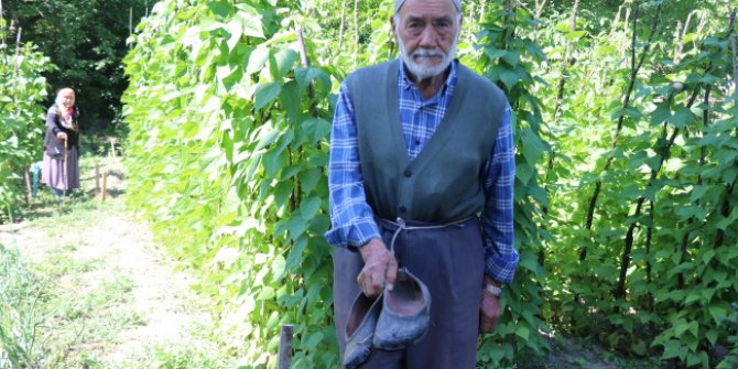 Yerler kirlenmesin diye ayakkabılarını çıkardı