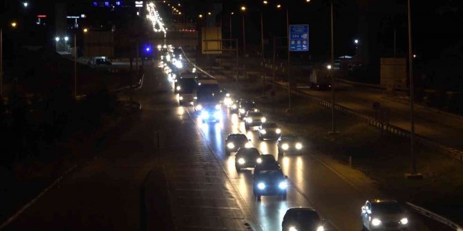 43 ilin geçiş güzergahında gece yarısı trafik yoğunluğu