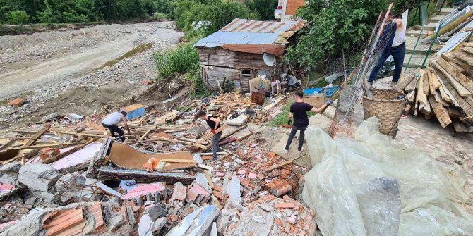 Sel afeti sonrası yıkım kararı verilen evler boşaltılmaya başlandı