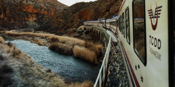 Bakan Karaismailoğlu, muhteşem manzara eşliğinde yol alan Doğu Ekspresini paylaştı