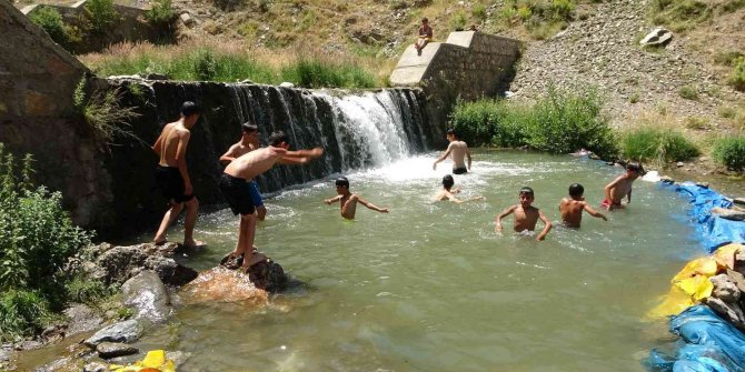 Sıcaktan bunalan çocuklar eğlenceyi çayda serinlemekte buldu