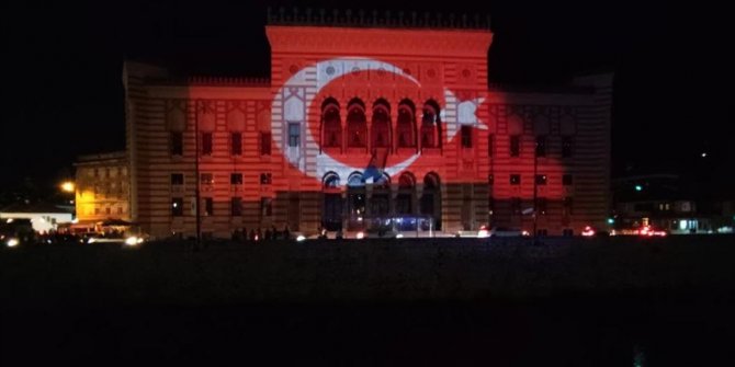 Sarajevska Vijećnica u bojama zastave Turkiye povodom godišnjice pokušaja puča 15. jula