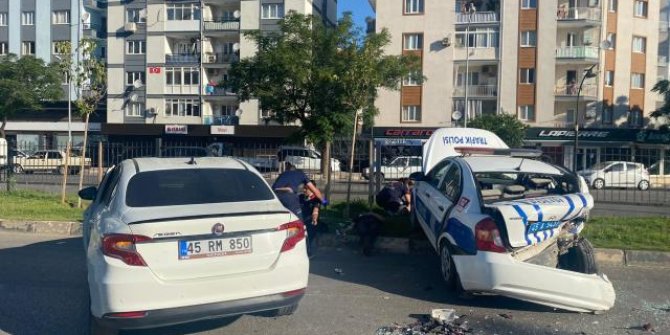 Otomobil, polis aracına çarptı: 5'i polis 6 kişi yaralandı