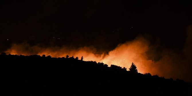 Atina yakınlarındaki orman yangınında çok sayıda ev zarar gördü