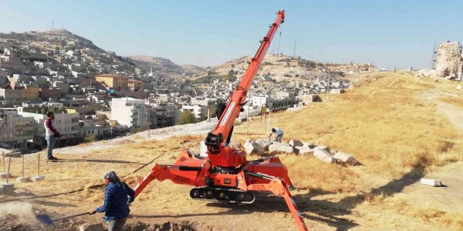 Urfa Kalesinde sürdürülen kazı çalışmalarına vinç desteği