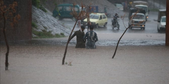 Pakistan'daki şiddetli yağışlarda ölenlerin sayısı 300'e yaklaştı
