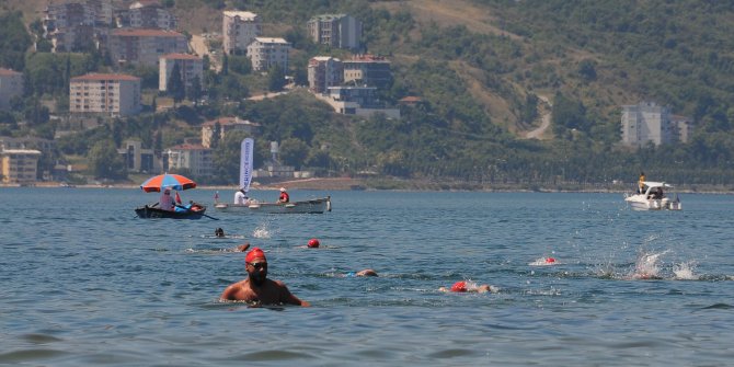 2 bin 622 metre yüzerek karşı kıyıya geçtiler