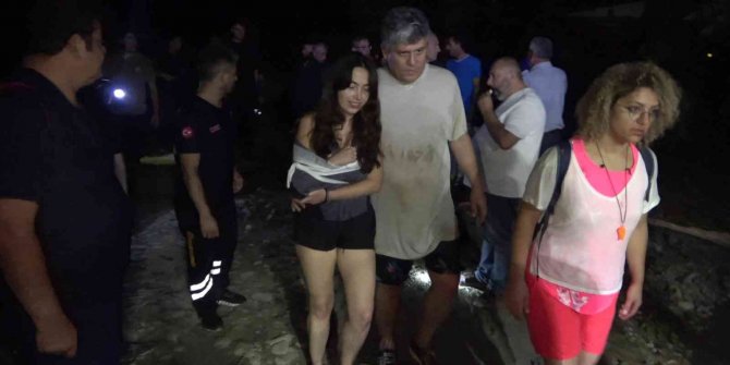 İzinsiz girdikleri kanyonda mahsur kalan 15 kişi, 9 saat sonra kurtarıldı