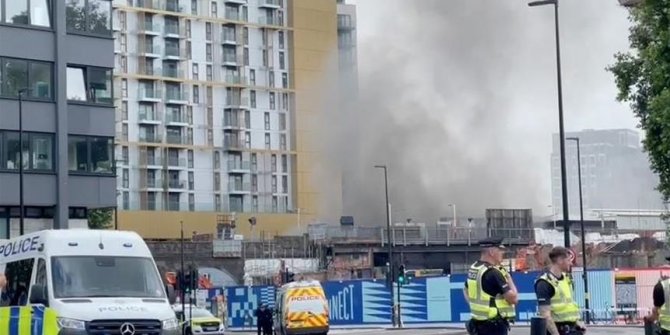 ‘Major incident’ declared in London, Surrey over huge fires