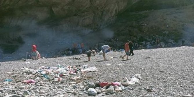 Tarihi alana gelişi güzel atılan çöpler tepkilere neden oluyor