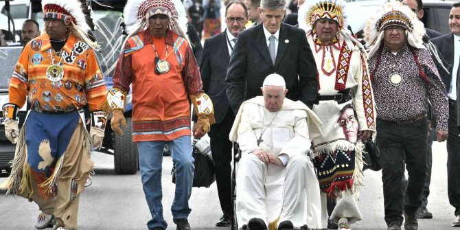 Papa Francis yerlilerden özür diledi