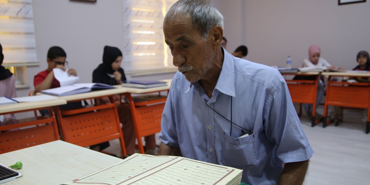 Kur'an kursunun 77 yaşındaki "öğrenci dedesi"