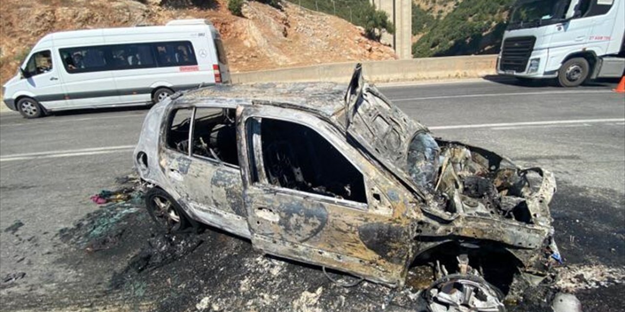 Gaziantep'te bariyere çarpıp alev alan otomobildeki 2 kişi yaralandı