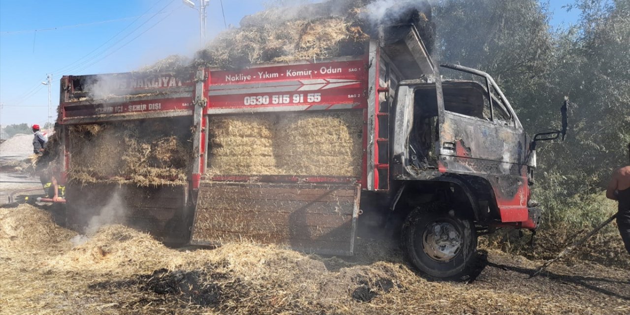Konya'da balya yüklü kamyonet yandı