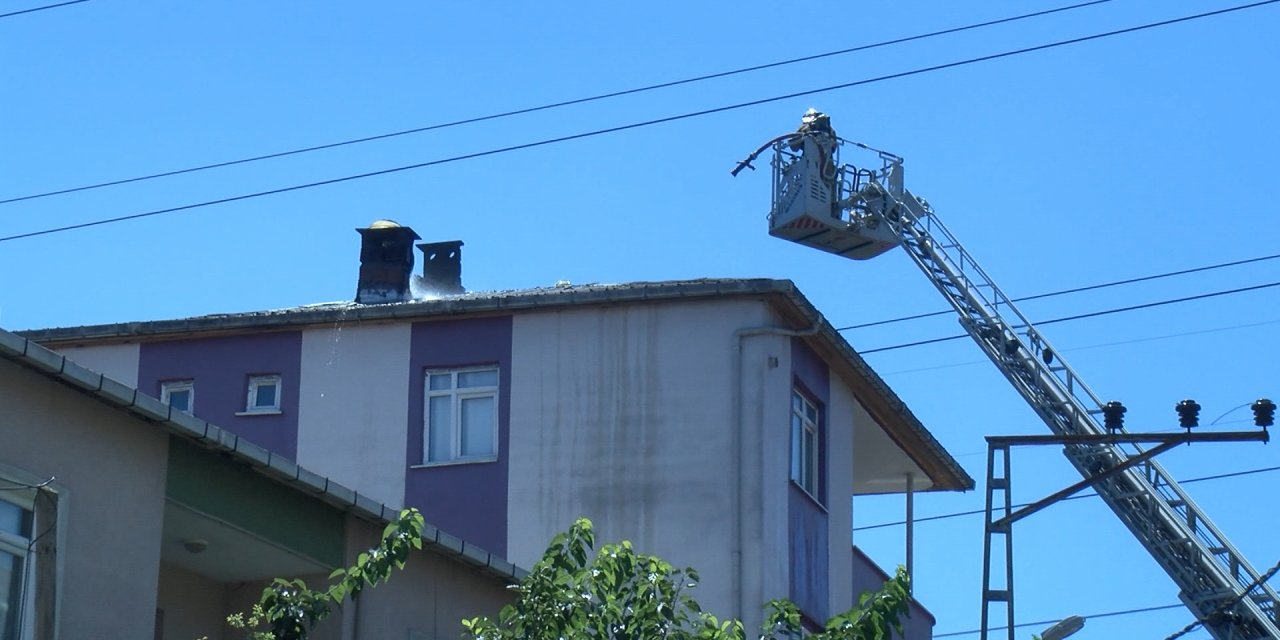 3 katlı binanın çatısı alev alev yandı