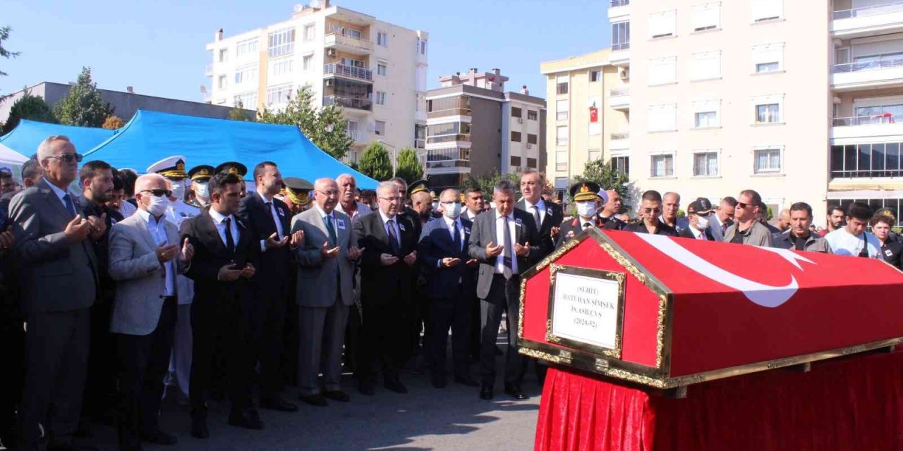 Şehit Astsubay Batuhan Şimşek, İzmir'de son yolculuğuna uğurlandı