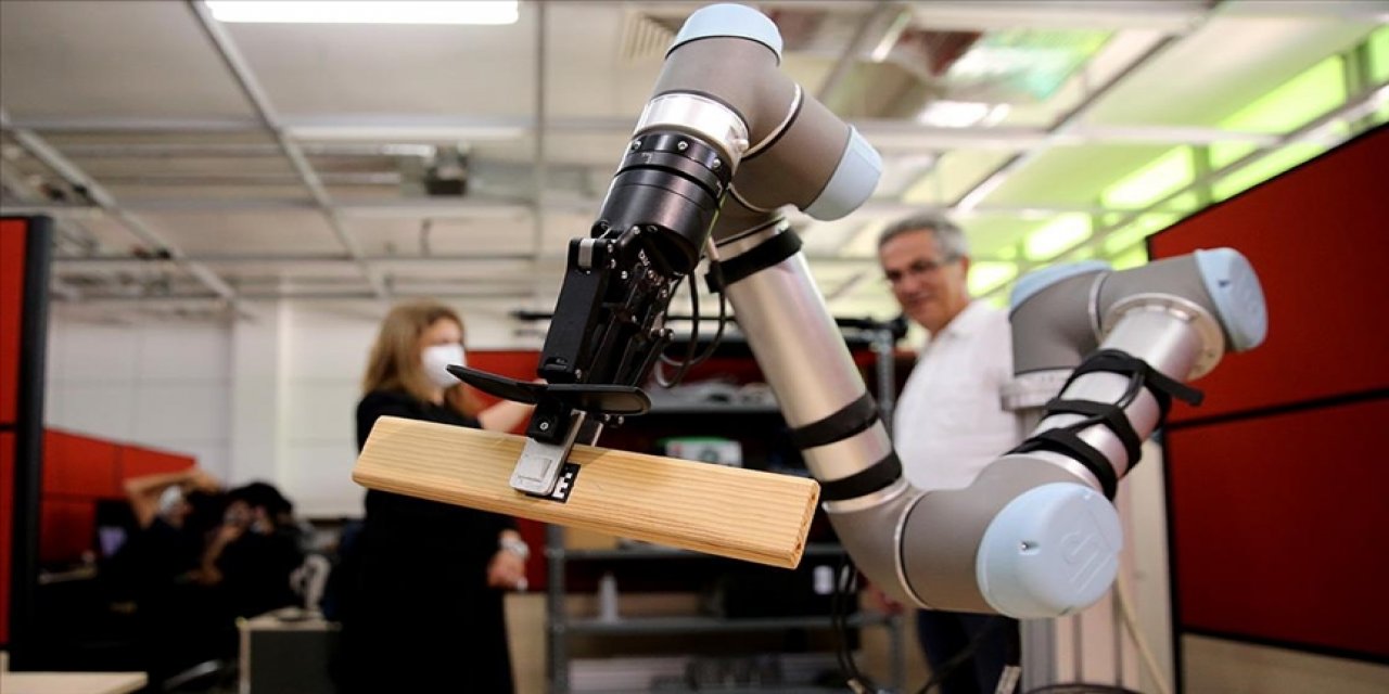 Canlımsı etkileşim yetenekleri kazandırılan yapay zekalı "kalfa robotlar" fabrikalarda göreve hazır