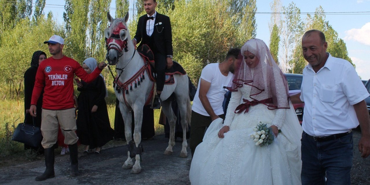 Bu kez ata gelin değil damat bindi