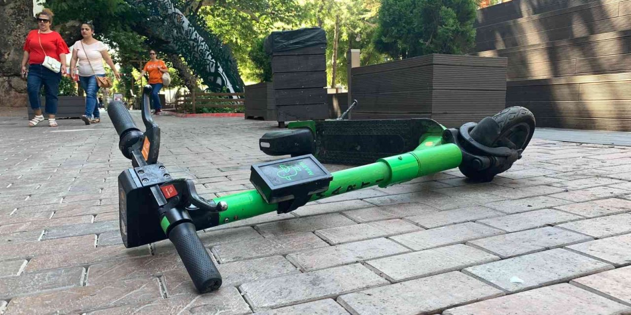 Kaldırıma düzensiz şekilde park edilen scooterlar yaya geçişini engelliyor