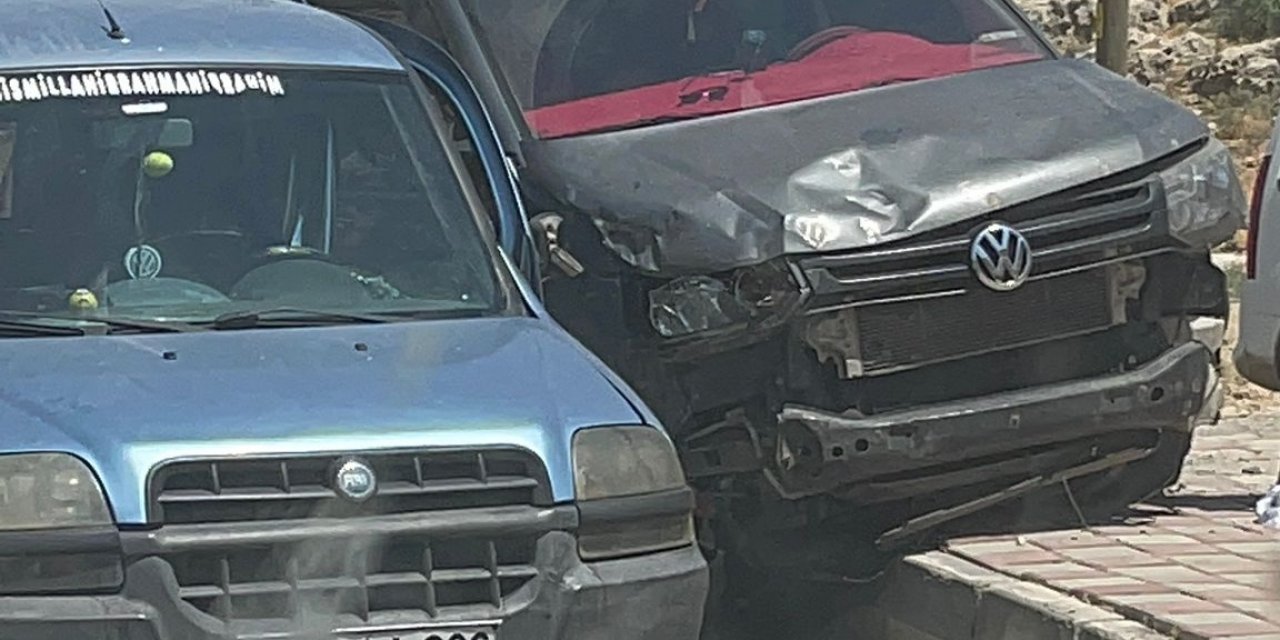 Mardin'de iki araç çarpıştı; 9 yaralı
