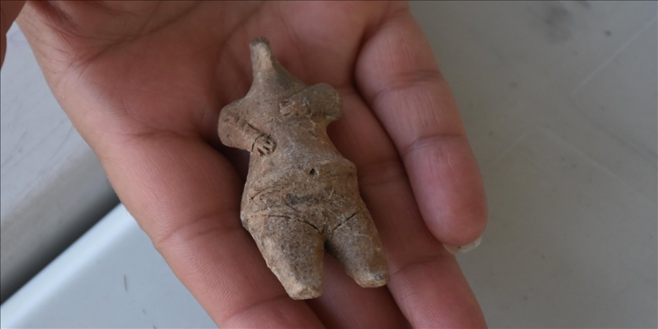 Kazıda 7 bin 800 yıllık kadın heykelciği bulundu
