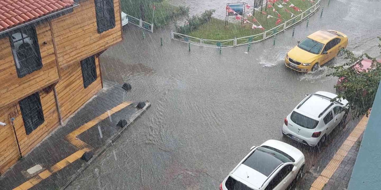 Meteoroloji sarı kodla uyarmıştı: Tekirdağ’da sokaklar göle döndü