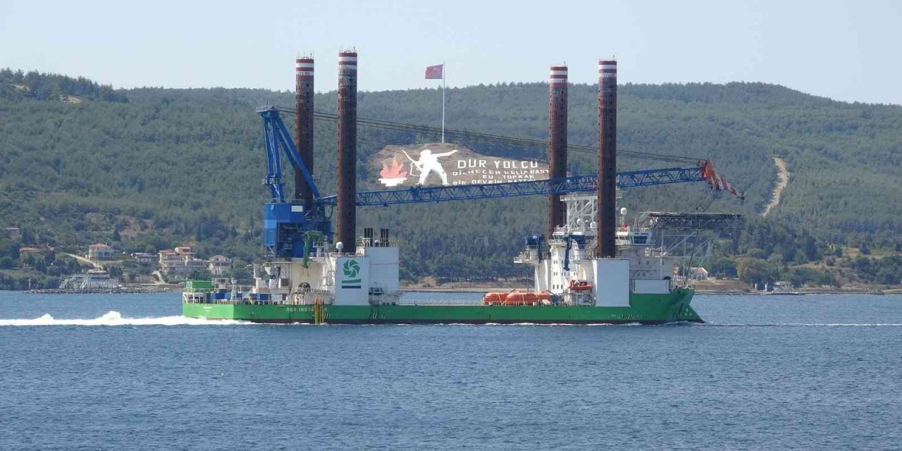 132 metre uzunluğundaki platform Çanakkale Boğazı’ndan geçti