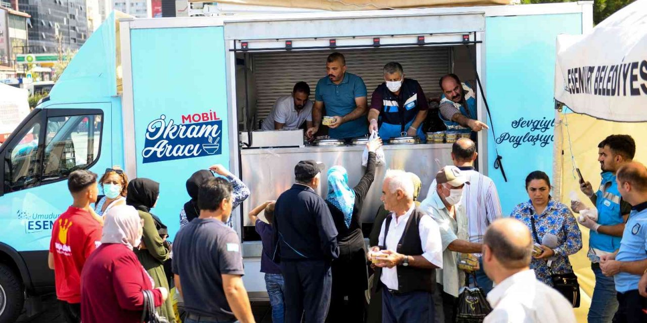 Esenyurt’ta vatandaşlara aşure ikramı